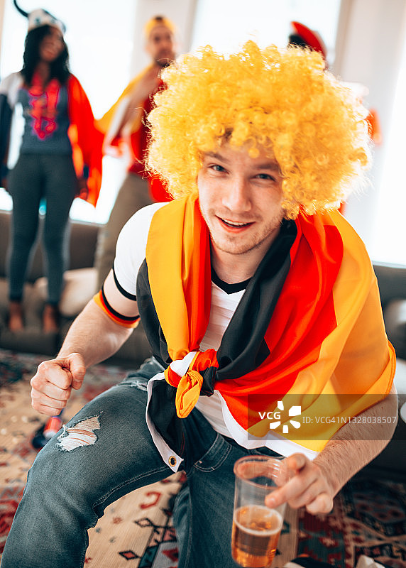 在电视前观看比赛的意大利获胜球迷图片素材