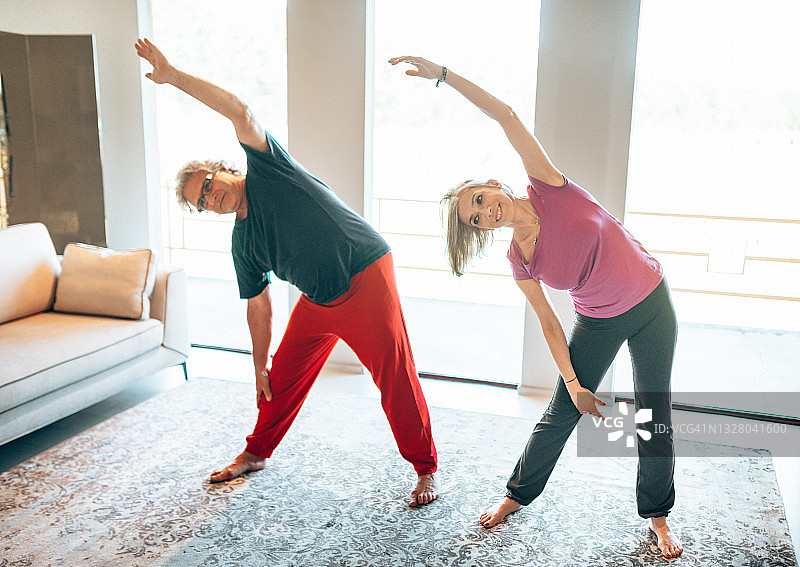 在家做瑜伽和锻炼的夫妇图片素材