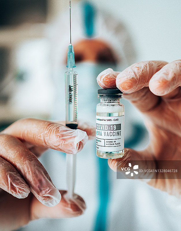 男人手持新冠疫苗图片素材