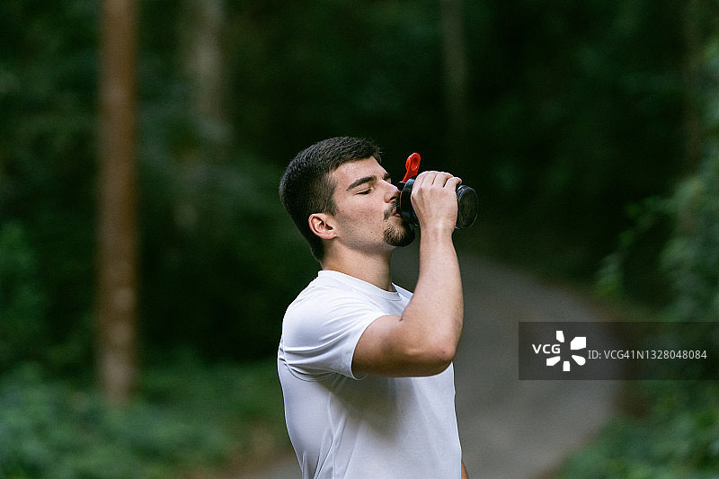 运动员在自然公园喝水图片素材