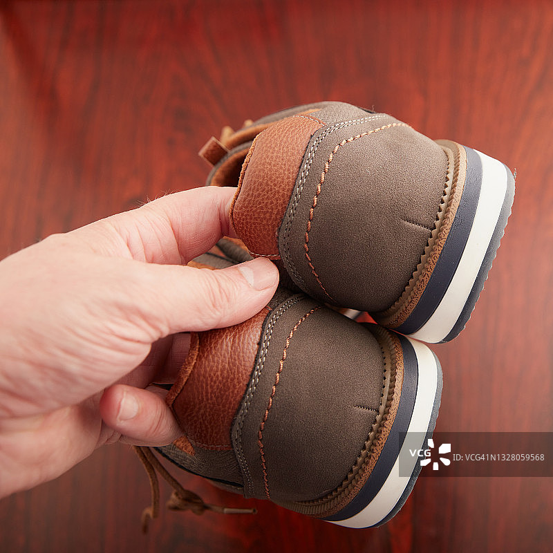 深灰棕色鞋子图片素材