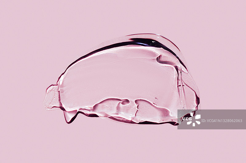 粉色背景上的透明凝胶涂抹痕迹。扁平风格化妆品banner图片素材