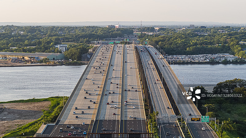 连接新泽西州梅尔罗斯镇和基斯贝的拉里坦河上的阿尔弗雷德·E·德里斯科尔州长桥图片素材