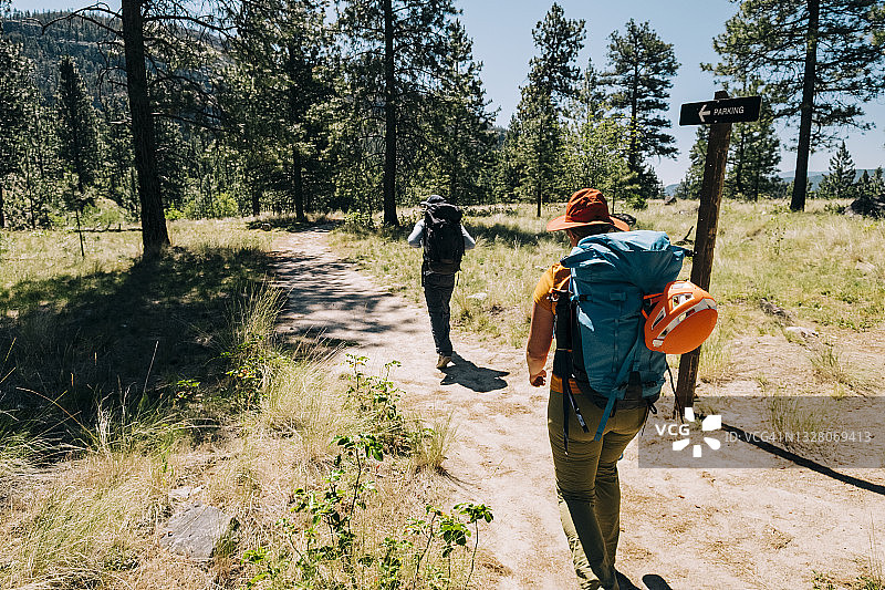 两人背着大背包在斯卡哈布拉夫斯省立公园的土路上徒步旅行图片素材