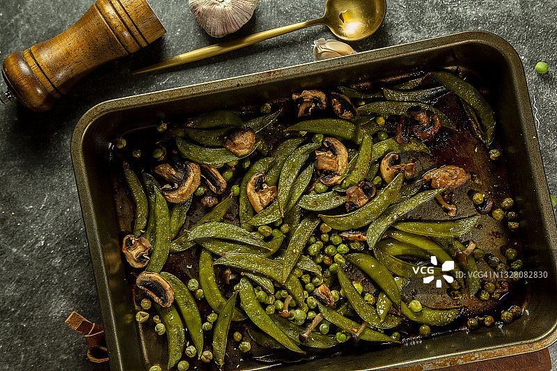 烤菜：烤豆和蘑菇图片素材