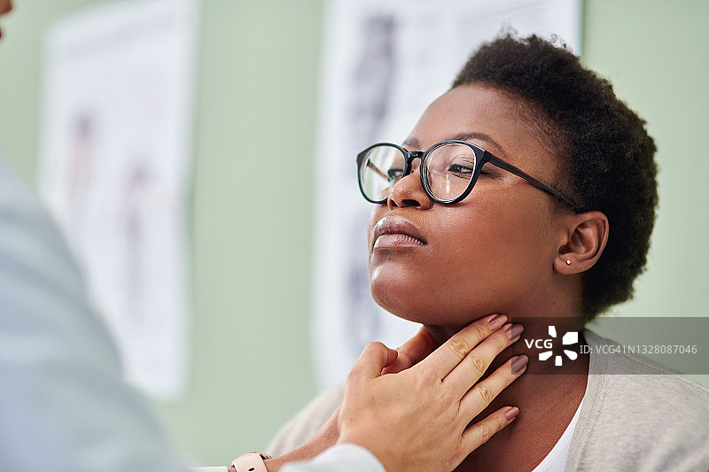 医生在会诊时检查女性喉咙的照片图片素材