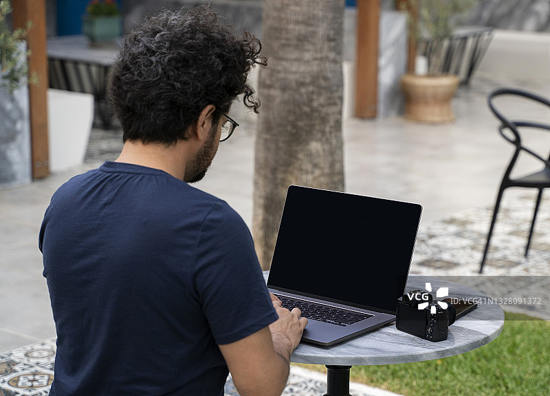 自由职业摄影师使用笔记本电脑工作图片素材