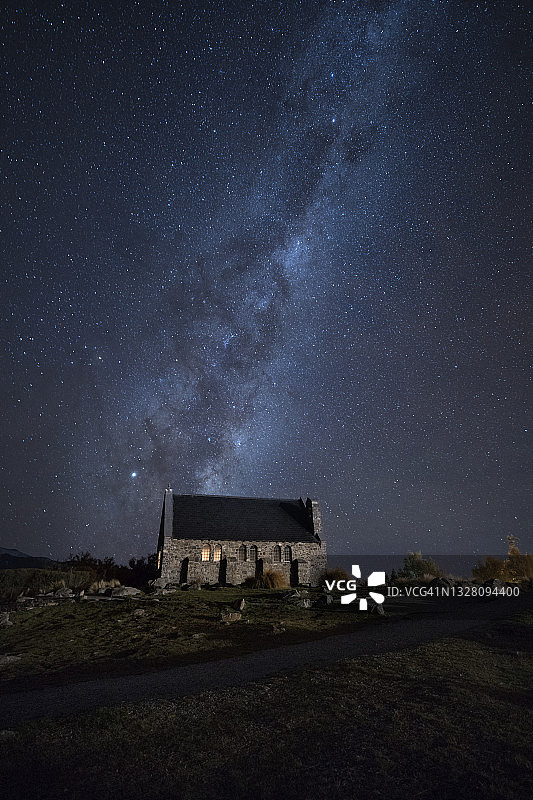 银河下的善牧教堂图片素材