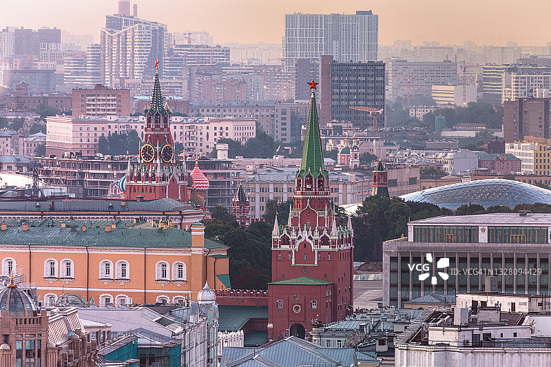 莫斯科克里姆林宫的塔和政府建筑图片素材