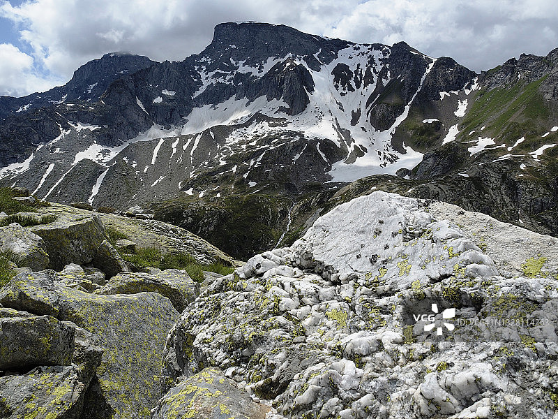 福尔马扎山谷中带有黄色地衣的白色石英岩露头图片素材