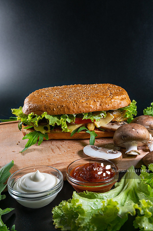 美味意大利帕尼尼：火腿蔬菜三明治（竖版照片）图片素材