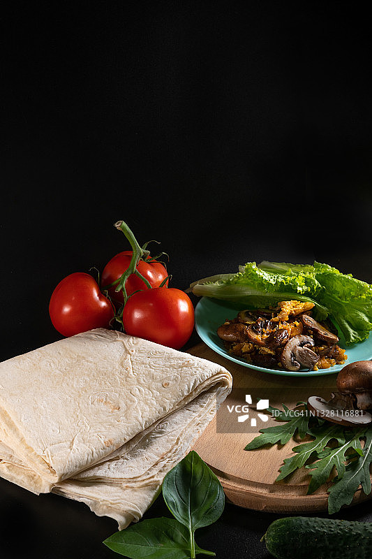 格鲁吉亚薄饼和沙威玛食材：烹饪概念，烘焙和快餐，蘑菇、奶酪、烤肉、番茄和黄瓜，蔬菜和酱汁，竖版照片，留白图片素材