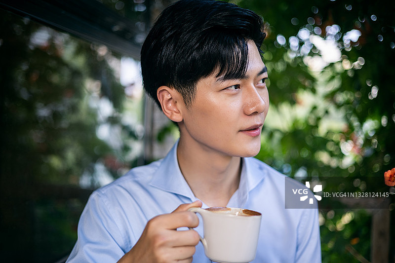 喝咖啡的年轻亚洲男人图片素材