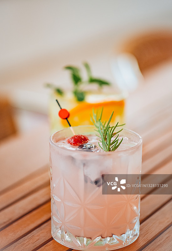 木桌上的清爽鸡尾酒图片素材