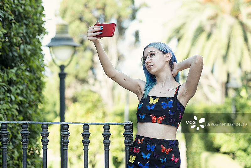 留着蓝色头发自拍的女人图片素材