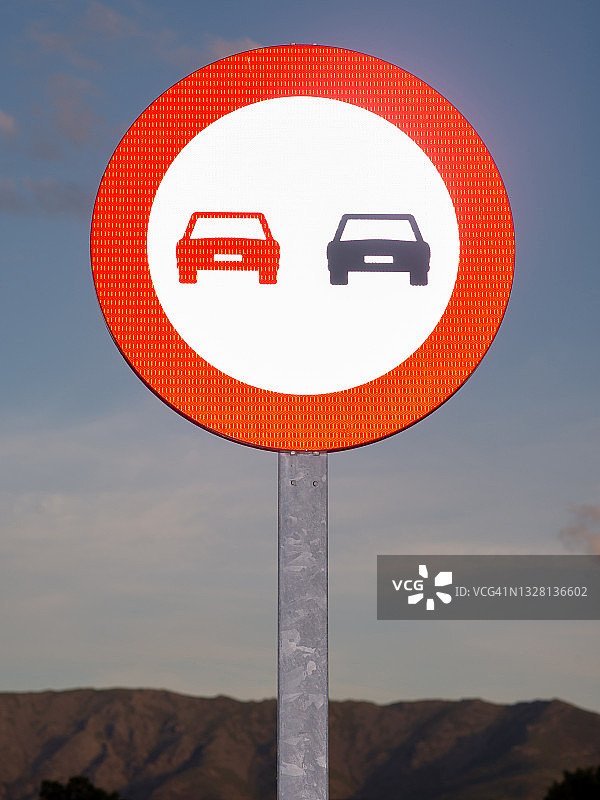 禁止超车交通标志图片素材