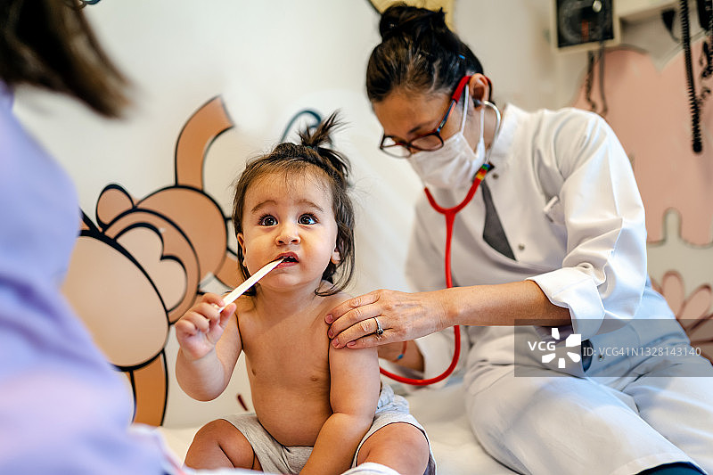 儿科医生给婴儿患者做检查特写图片素材