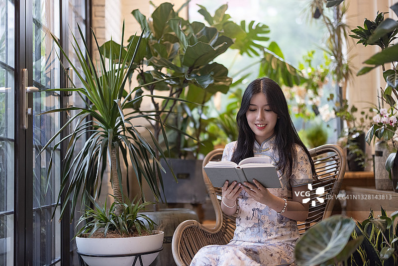 女人在阳台上阅读图片素材