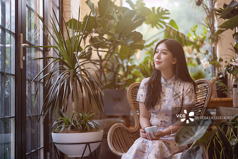 女人在阳台上喝咖啡图片素材