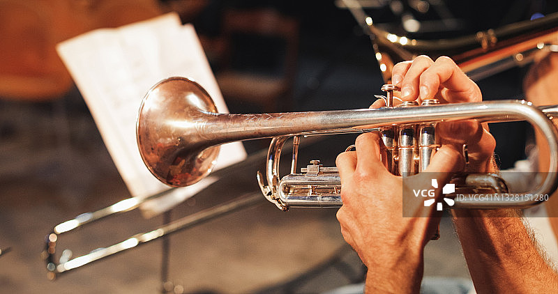 现场爵士音乐会：小号演奏图片素材
