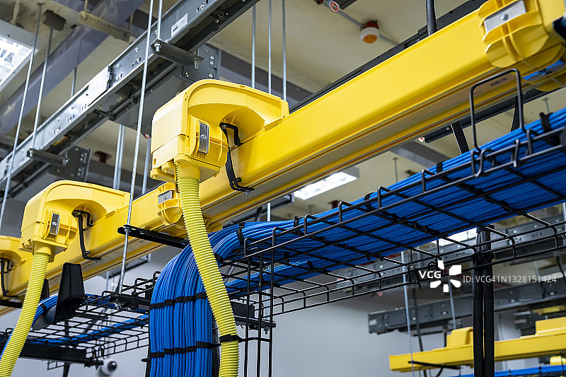 数据中心的光纤和UTP电缆布线系统图片素材