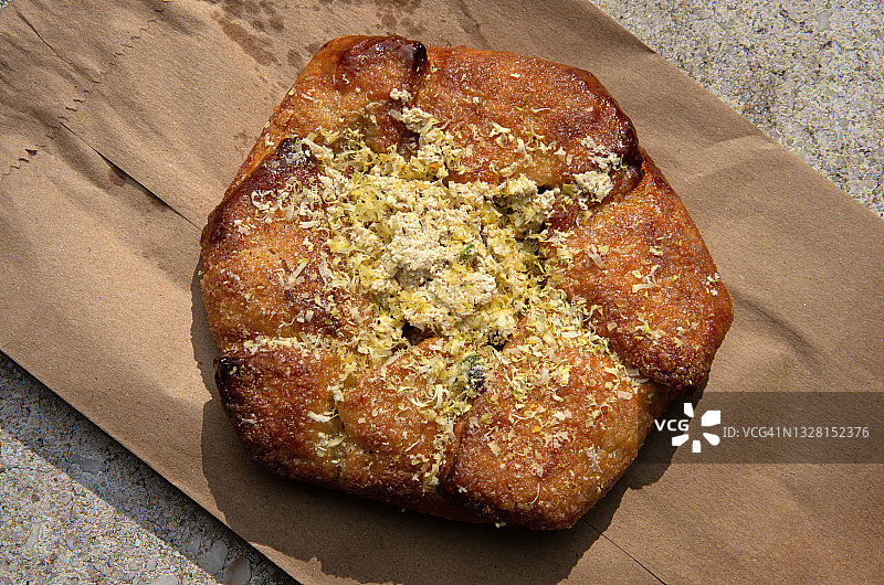 桃子、开心果和酥糖酥皮馅饼图片素材