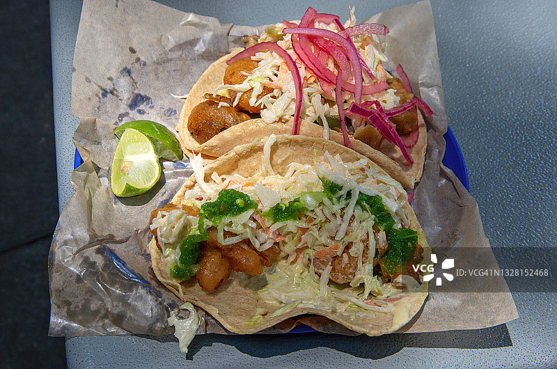 炸虾玉米饼，配凉拌卷心菜和腌红洋葱或绿色萨尔萨酱图片素材