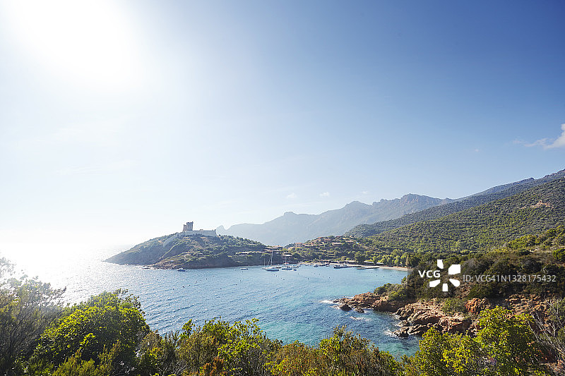 阳光明媚的日子里，科西嘉岛吉鲁拉图堡垒的地中海海岸线图片素材