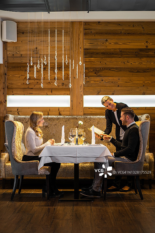 情侣在豪华餐厅用餐图片素材