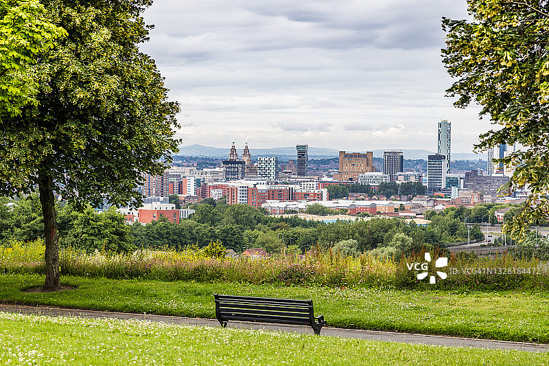 俯瞰利物浦的长椅图片素材