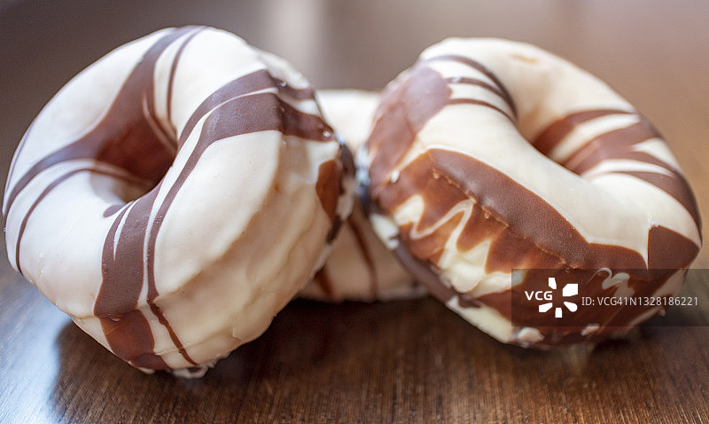 巧克力甜甜圈图片素材