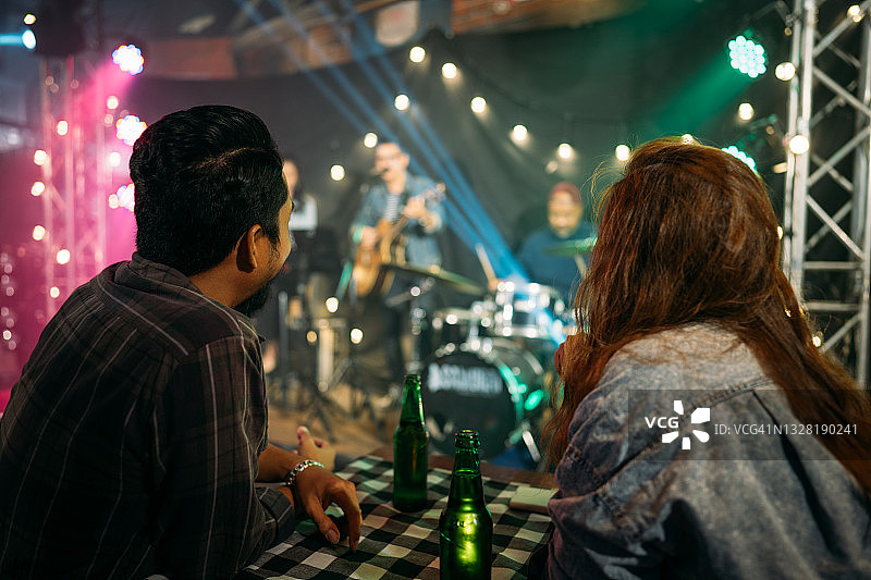 亚洲夫妇在聚会上庆祝图片素材