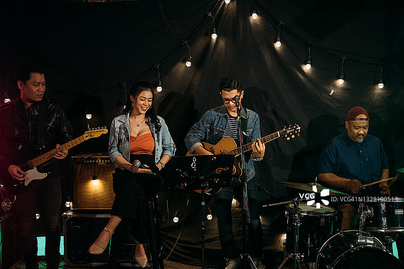 音乐家在音乐会上图片素材