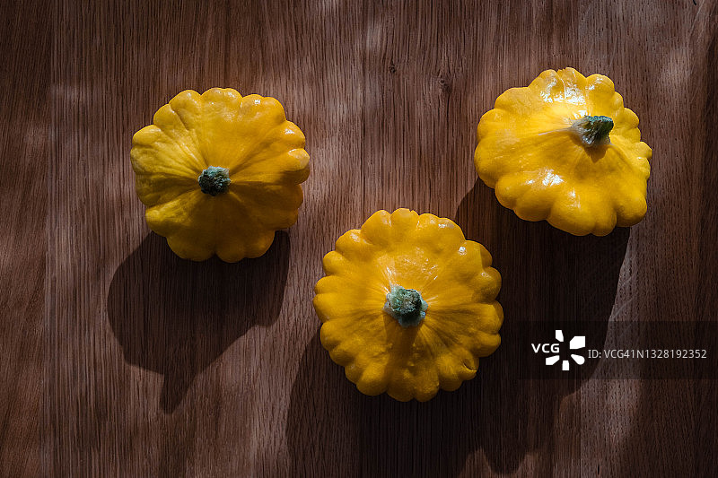 木桌上的成熟黄色小南瓜图片素材