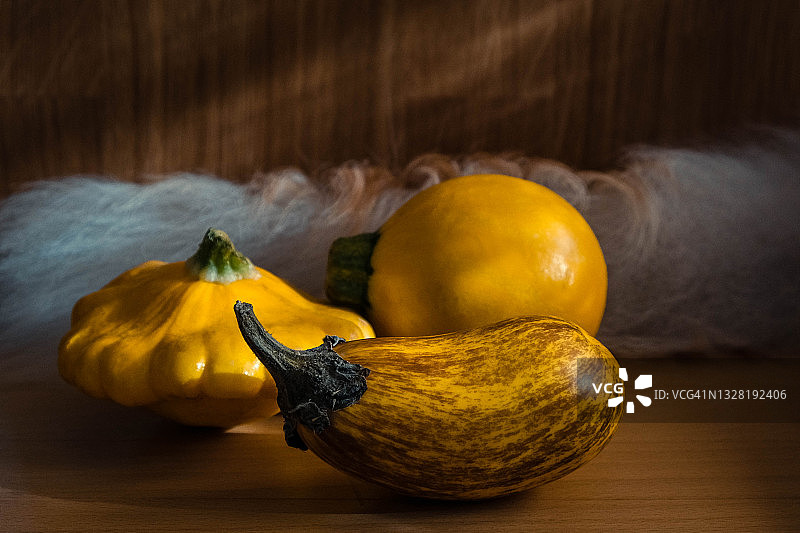 木桌上的成熟黄色小南瓜图片素材
