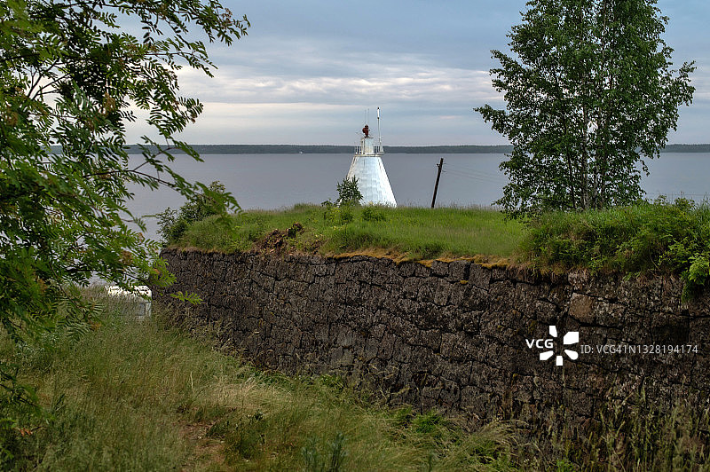 海湾岸边的古老废弃堡垒图片素材
