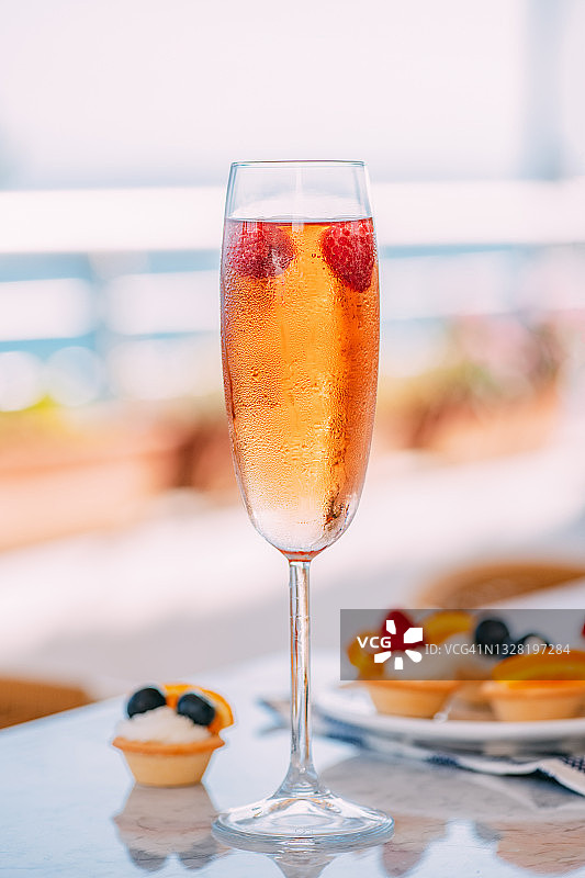 玫瑰红酒和美味馅饼图片素材