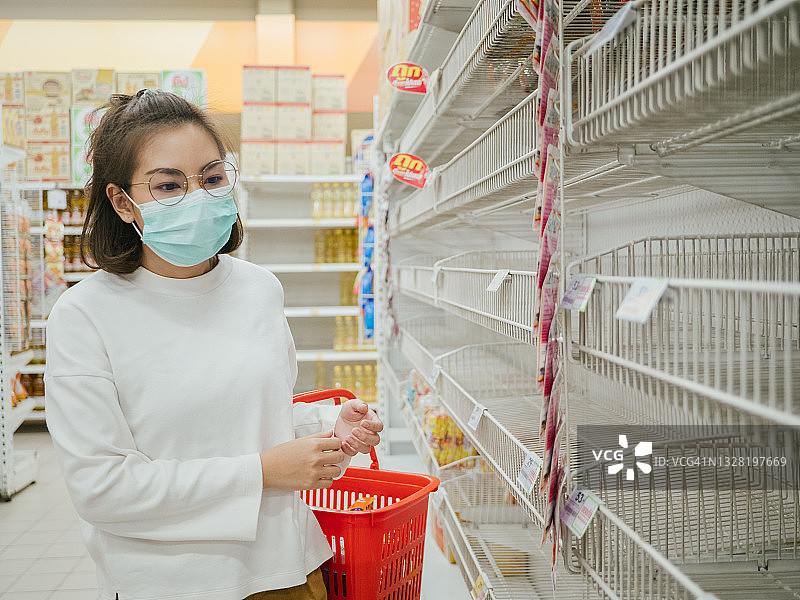 商店的空置货架，商品促销，促销商店的空置店面图片素材