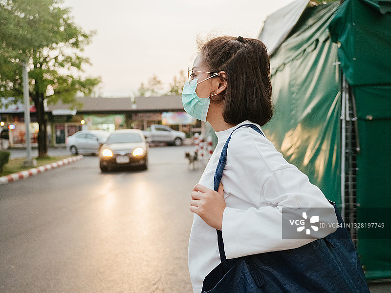 戴口罩的亚洲女性，预防空气污染图片素材