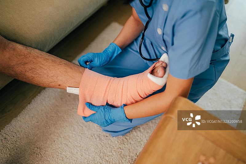 亚洲女医生为病人包扎图片素材