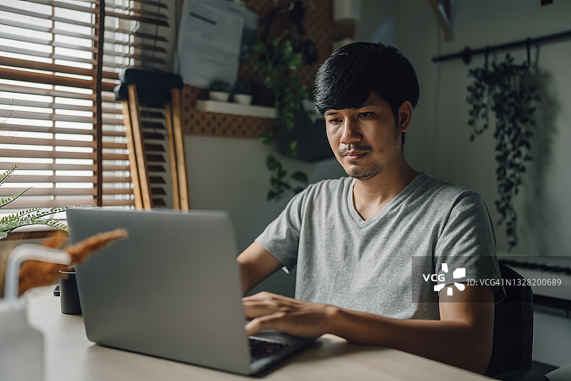 在家工作的焦虑男人图片素材
