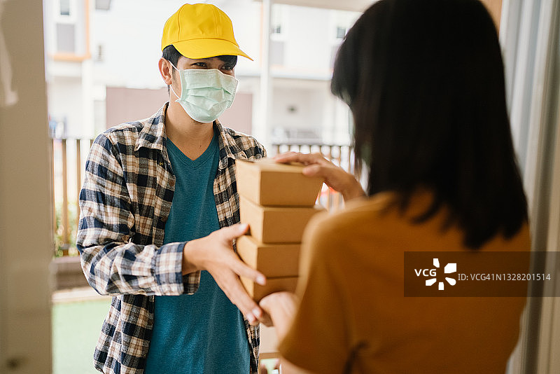 配送员正在配送订单图片素材