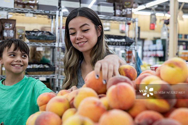 母子在杂货店一起购买时令农产品图片素材