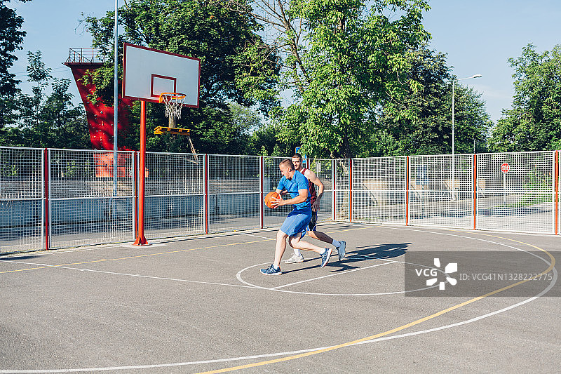 运动员打篮球图片素材