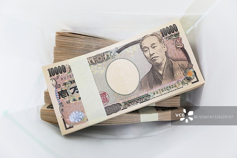 白色纸袋里的一百万日元日币图片素材