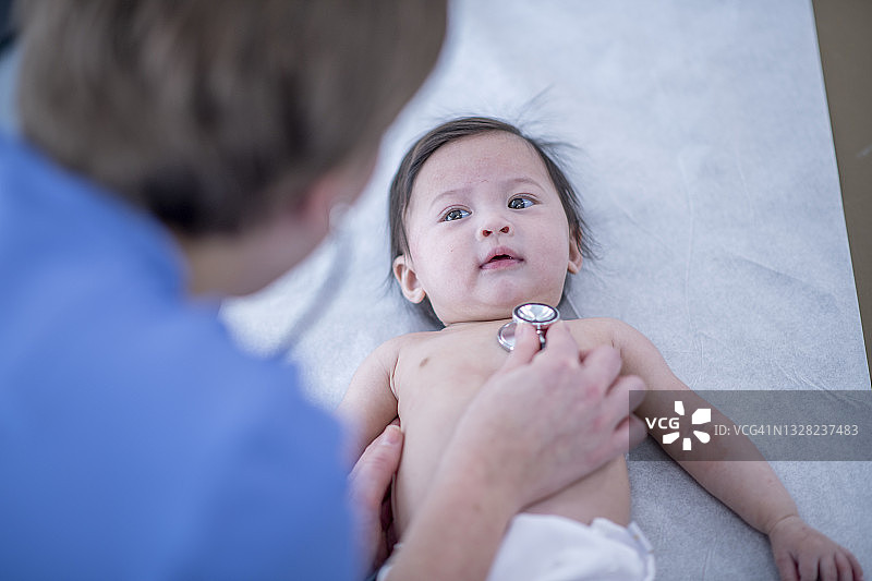 婴儿接受体检图片素材