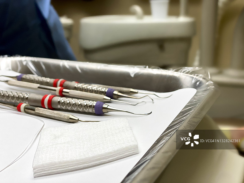 牙科诊所的常规牙齿清洁设备托盘图片素材