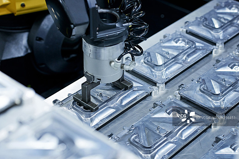 机器人手臂夹持机器零件图片素材