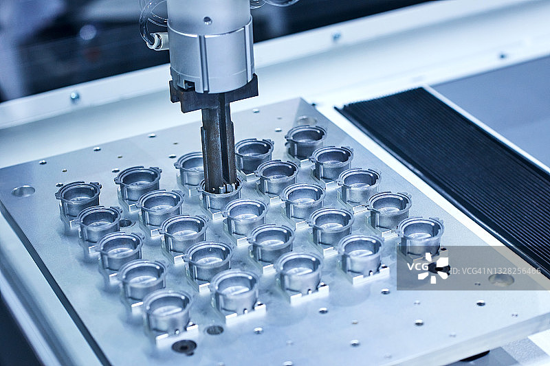 机器人手臂夹持机器零件图片素材