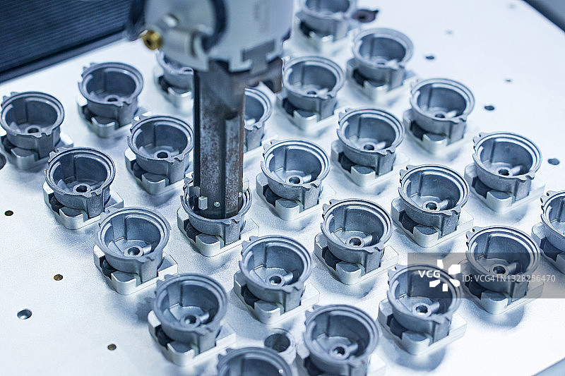 机器人手臂夹持机器零件图片素材